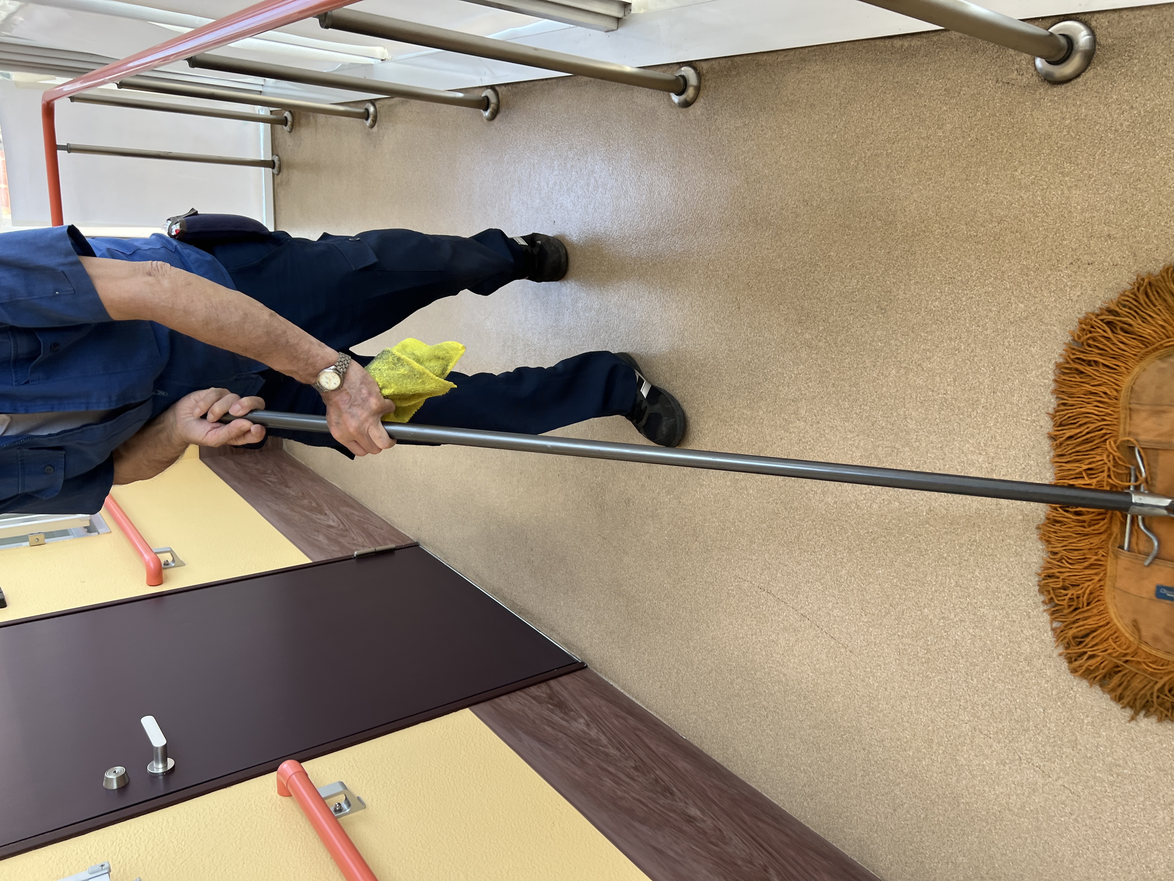 学校廊下の定期清掃